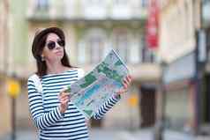 快乐年轻的女人城市地图欧洲旅行旅游女人地图布拉格在户外假期欧洲