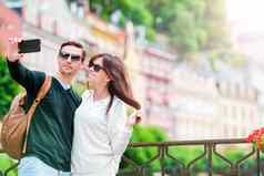年轻的旅游夫妇旅行假期欧洲微笑快乐高加索人家庭城市地图搜索景点