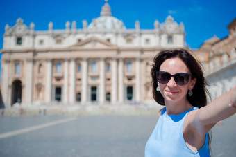 快乐年轻的女人采取自拍彼得的教堂教堂梵蒂冈城市罗马美丽的高加索人旅游使自拍<strong>照片图片</strong>欧洲假期意大利