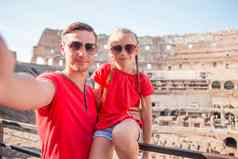 年轻的父亲女孩使自拍竞技场主要旅游景点罗马家庭肖像著名的的地方欧洲