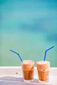 冰 沙冰咖啡海滩夏天冰咖啡frappuccino冰 沙拿铁高玻璃背景海海滩酒吧