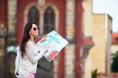 年轻的女人城市地图城市旅行旅游女孩地图布拉格在户外假期欧洲