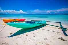 小船白色桑迪热带海滩Turquiose海洋
