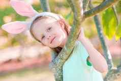 可爱的女孩穿兔子耳朵复活节春天一天