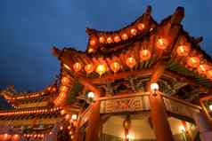 中国人寺庙中国农历新年庆祝活动之前更换灯笼内保持龚(泥马来西亚