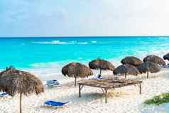 海滩日光浴浴床雨伞白色海滩加勒比岛