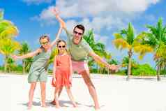 父亲女儿有趣的白色海滩棕榈格罗夫家庭假期