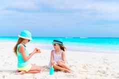 孩子们应用太阳奶油海滩概念保护紫外线辐射