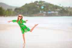 美丽的女孩衣服海滩有趣的有趣的女孩享受夏天假期