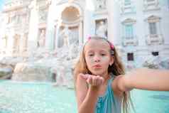 可爱的女孩采取自拍喷泉特莱维罗马