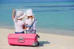 游客女孩大手提箱热带白色海滩