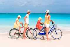 家庭自行车热带海滩
