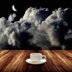 热咖啡木表格晚上天空