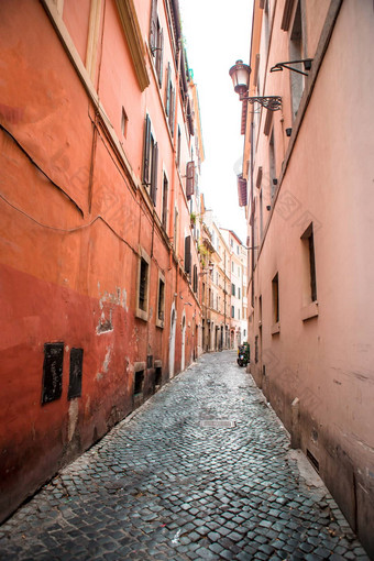 美丽的空狭窄的街道小城市卢卡意大利