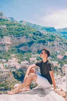 夏天假期意大利年轻的男人。positano村背景阿海岸意大利