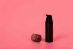 化妆品模拟瓶柔和的粉红色的背景