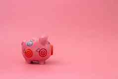 粉红色的小猪银行柔和的粉红色的背景金融概念