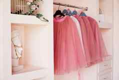 沙拉酱衣橱粉红色的衣服悬挂器衣柜完整的粉红色的裙子