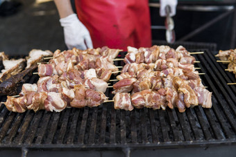 美味的烧烤烧烤肉开放烧烤户外厨房食物节日城市美味的食物烤串美食广场夏天野餐