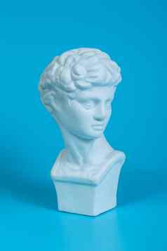 古老的希腊雕塑大卫雕塑蓝色的背景