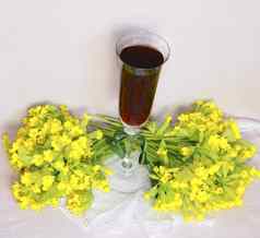 玻璃酒花边餐巾花束黄色的场花