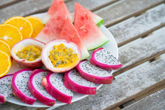 白色板切片水果新鲜的水果维生素生活彩色的夏天水果