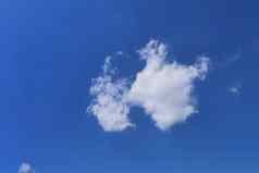 云蓝色的天空背景设计元素潘通色卡经典蓝色的