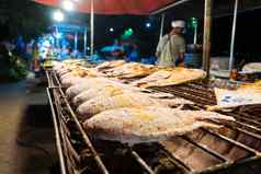 亚洲食物计数器鱼盐烧烤晚上食物街市场