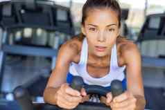 耐力培训健身女人有氧运动锻炼锻炼健身房自行车自行车