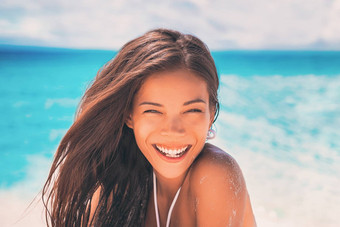 亚洲美年轻的美丽的微笑女人笑海滩夏天假期肖像日光浴如此生活方式中国人高加索人多民族的女孩享受生活