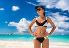 亚洲比基尼女人海滩夏天假期运动泳装女孩运动服装海滩体育运动员适合身体穿太阳能保护他太阳镜皮肤护理