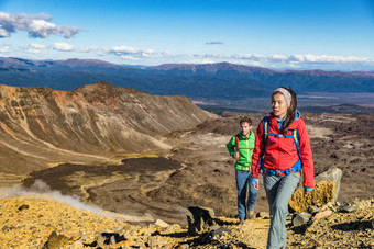 徒步旅行人徒步旅行者徒步旅行山高度长途跋涉夫妇游客踩新西兰徒步旅行汤加里罗高山穿越跟踪旅行徒步旅行生活方式