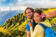 巴利语徒步旅行者夫妇游客采取自拍纳帕利注意考艾岛夏威夷旅行朋友采取智能手机图片著名的目的地卡拉劳夏威夷吸引力