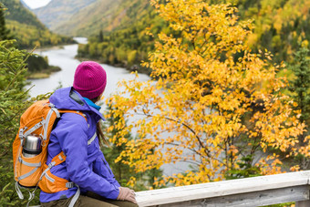 女人徒步旅行者徒步旅行风景优美的视图秋天树叶山河景观冒险旅行在户外人站放松的观点自然徒步旅行秋天季节