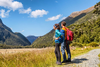 新西兰徒步旅行者背包客踩路特本跟踪著名的小道南岛新西兰夫妇自然景观峡湾山有抱负的国家公园新西兰