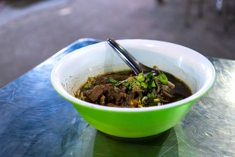 亚洲食物板牛肉汤街食物晚上市场