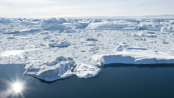 冰山空中无人机图像全球气候<strong>变暖</strong>气候改<strong>变</strong>概念巨大的冰山迪斯科湾格陵兰岛伊卢利萨特冰峡湾融化冰川sermeq库亚勒克冰川雅各布哈文斯冰川