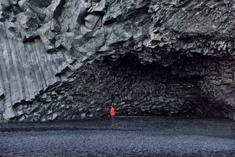 冰岛旅游女人走trysfjara黑色的沙子海滩玄武岩列洞穴海滩维克南冰岛海岸快乐女人参观旅游吸引力目的地