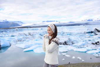 冰岛旅行旅游享受自然景观杰古沙龙冰隆冰川环礁湖冰岛肖像女人站在户外旅游目的地具有里程碑意义的吸引力瓦特纳冰川国家公园