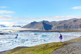 冰岛旅行旅游享受视图自然景观杰古沙龙冰隆冰川环礁湖glacer湖冰岛女人在户外旅游目的地具有里程碑意义的吸引力瓦特纳冰川国家公园