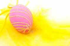 粉红色的复活节蛋黄色的羽毛