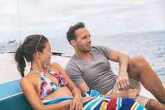 游艇船生活方式夫妇会说话的巡航船夏威夷假期游客度假享受夏天假期女人放松比基尼