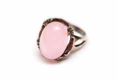 环粉红色的石头