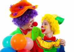 孩子们穿着色彩斑斓的有趣的小丑气球
