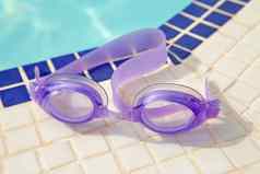紫色的潜水护目镜
