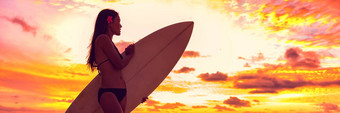 冲浪者比基尼女孩夏威夷海滩持有冲浪董事会看海洋波日落轮廓亚洲体育运动女人景观天空云背景夏天假期生活方式