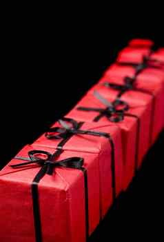 红色的礼物盒子黑色的