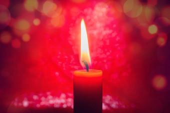 单燃烧红色的蜡烛概念上的庆祝活动