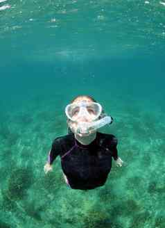女人浮潜水下海洋