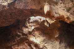钟乳石挂天花板洞穴地下山自然栖息地蝙蝠下降洞穴天花板洞天花板洞穴